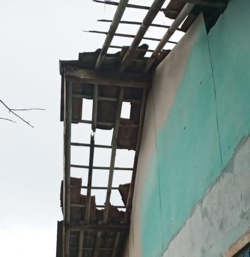 Atap rumah warga yang rusak akibat terjangan angin puting beliung pada, Jumat (9/4/2021)