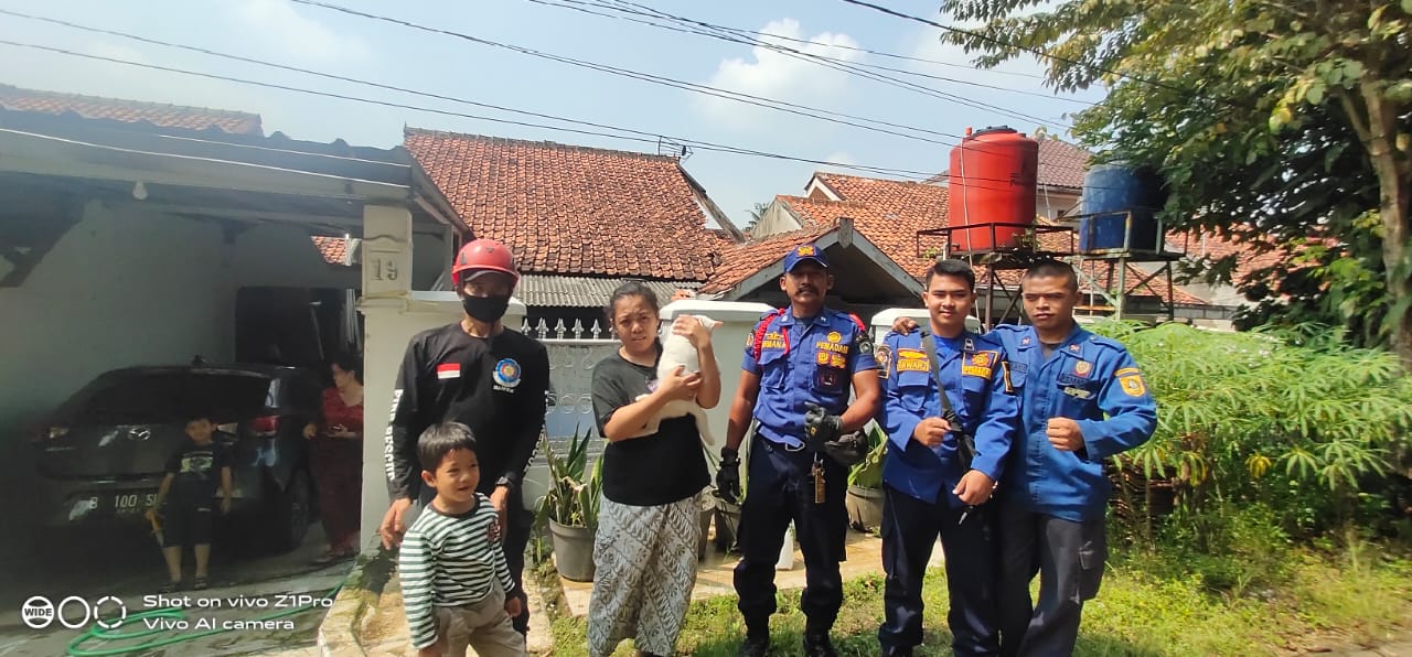 Tim Rescue Disdamkar Kabupaten Bogor foto bersama dengan pemilik kucing pada, Rabu (12/05/2021)