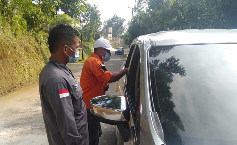 Petugas Gunung Salak Endah memeriksa pengunjung di pintu masuk Lokapurna pada, Jumat (14/05/2021)