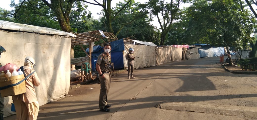 Petugas unit Satpol PP Kecamatan Parungpanjang saat turun ke lokasi 
