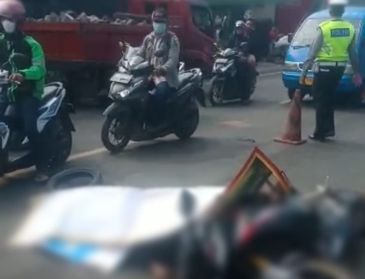 Tangkapan Layar Video Pengendara Motor Tewas Terlindas Truk Sampah di Jalan Raya Dramaga (25/06/2021)