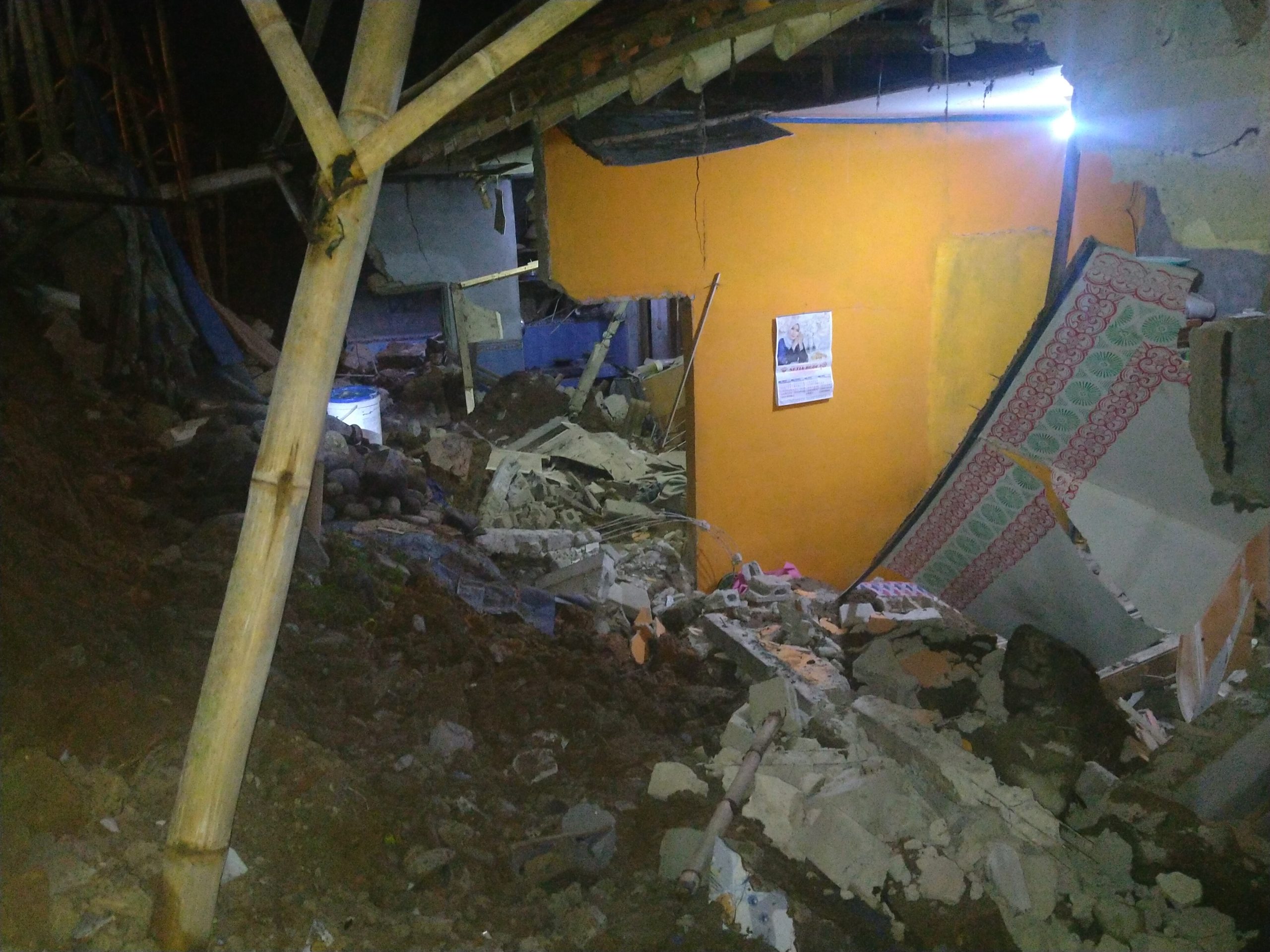 Bagian belakang rumah milik Ipang Warga Kampung Satu, Desa Harkat Jaya, Kecamatan Sukajaya alami rusak parah akibat robohnya tebingan pada, Senin (02/08/2021) 
