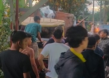 Foto: Istimewa. Saat warga mengevakuasi supir dan kernet mobil truk alami kecelakaan di Kampung Cibokor, Desa Kalong 1, Kecamatan Leuwisadeng, Kabupaten Bogor pada, Rabu (19/1)