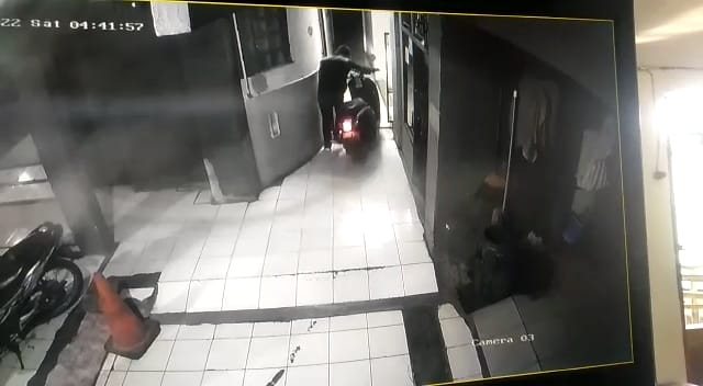 Motor Jurnalis Digondol Maling Terekam Kamera Cctv Publikbicaracom