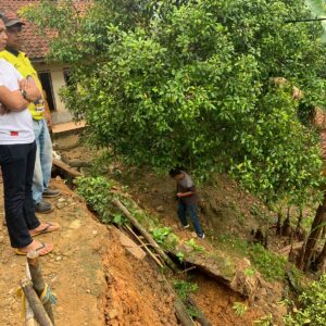 Anggota DPRD Kabupaten Bogor Sambangi Korban Bencana Alam di Sukajaya. Aan Triana: Kita Berharap DPKPP Segera Turun Tangan.